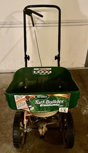 lot 260 image: ScottsTurf Building Edge Guard Mini Spreader