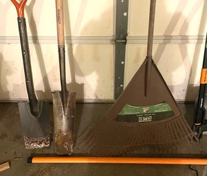 lot 264 image: Long Handled Tool Lot