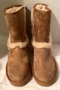 lot 112 image: New Ugg Boots