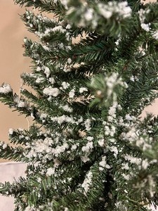 lot 140 image: Fun Winter Tree Decor