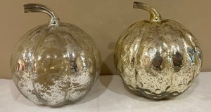 lot 149 image: Four Decorative Glass Pumpkin Figurines