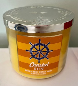lot 305 image: 5 New Bath and Body Works Candles