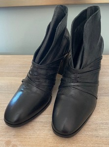 lot 342 image: Bernardo Felicity Black Tumbles Oil Tined Ankle Boots