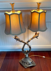 lot 422 image: Lovely Vintage Table Lamp
