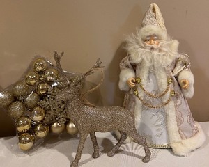 lot 175 image: Assortment of Festive Christmas Decor