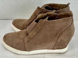 lot 122 image: Womens Steve Madden Wedge Shoes