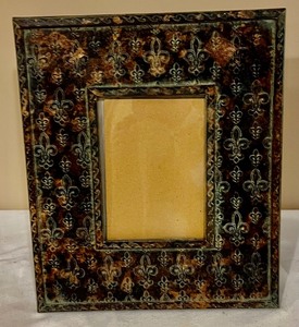 lot 353 image: Three Decorative Photo Frames