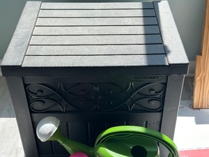 lot 425 image: Plastic Suncast 22 Gallon Storage Chest Plus More