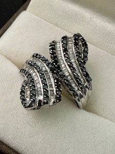 lot 392 image: Beautiful 10k and Diamond Ring