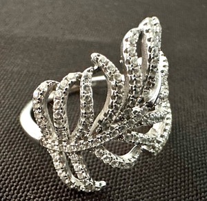 lot 393 image: Sparkly Sterling Ring