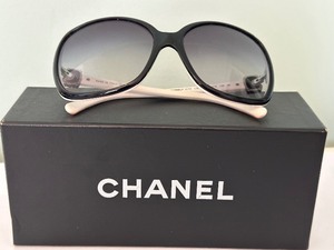 lot 32 image: Chanel Sunglasses