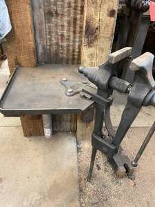 lot 43 image: Blacksmith Vise