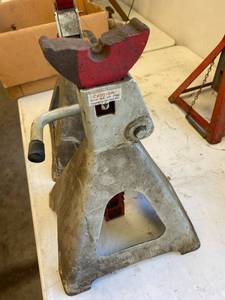 lot 126 image: 4 Jack Stands
