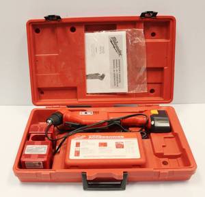 Milwaukee 38 Close Quarter Cordless Drill Like New In Original Case