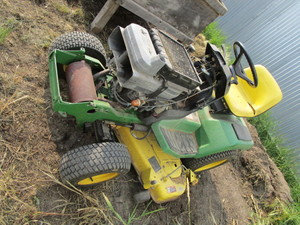 lot 16 image: John Deere 345 Lawn Tractor