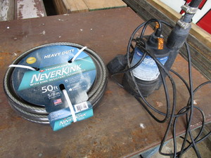 lot 66 image: Submersible Pump & New Hose