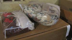 lot 83 image: Full sized Comforter Set