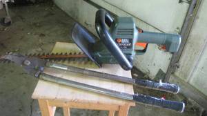 lot 101 image: Black and Decker 18 electric hedge trimmer