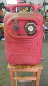lot 119 image: Plastic 6 gallon boating gas can