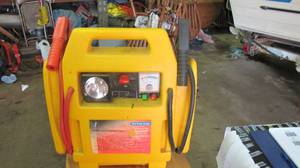 lot 122 image: 900 peak amp battery jump starter