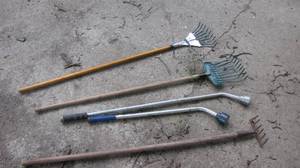 lot 147 image: Short handled rakes etc