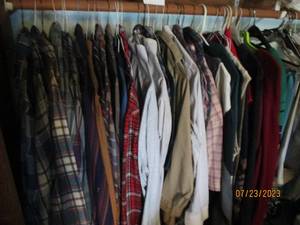 lot 170 image: Large assortment of mens size Large