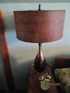 lot 171 image: Vintage Brass tone elevated vase