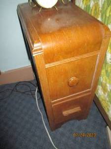 lot 172 image: Vintage Wood 2-drawer nightstand