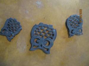 lot 183 image: Set of 3 matching vintage cast iron owl trivets