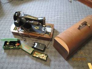 lot 189 image: Vintage Singer sewing machine