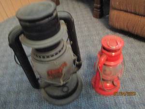 lot 199 image: Pair of Vintage hand held lanterns