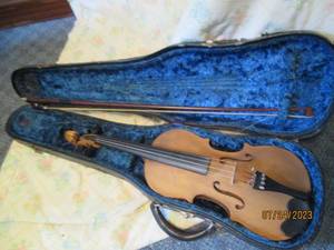 lot 22 image: Antique Wooden Violin with bow