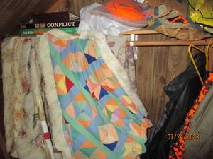 lot 213 image: Content of closet