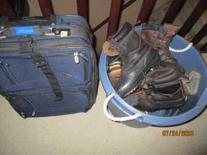lot 220 image: Plastic rope tote full of mens size 10