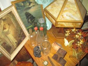 lot 227 image: Wood and brass tone Stained glass lamp