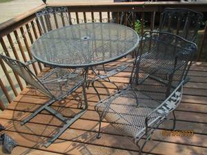 lot 10 image: Metal Patio Table and 4-matching chairs