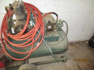 lot 18 image: Large 30 gallon capacity air compressor