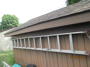 lot 237 image: Aluminum extension ladder