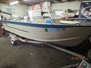 lot 1 image: 1975 16ft Starcraft boat w Johnson 85hp Javelin Motor