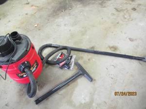 lot 92 image: Genie 6 gallon wet dry vacuum.