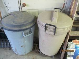 lot 96 image: 2 Trash cans.