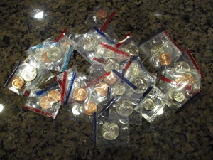 lot 13 image: Collection of (47) US Philadelphia and Denver Mint coins in original cello. Years include 1965 68,90-93, 95 - 98