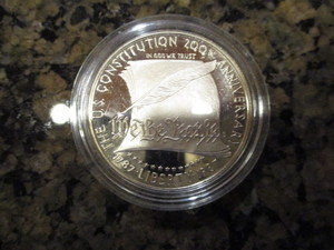 lot 19 image: 1787-1987-S (San Francisco Mint) 200th Anniversary of the US Constitution 1oz Silver Commemorative