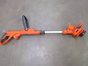 lot 123 image: BLACKDECKER 14 in. 6.5 AMP Corded Electric Single Line 2-in-1 String Trimmer & Lawn Edger with Automatic Feed and POWERDRIVE - WORKS, MISSING GUARD AND SPOOL