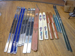 lot 56 image: Lot of Skis