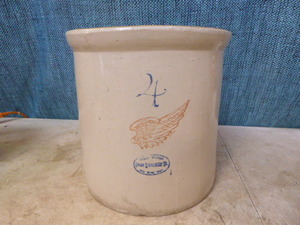 lot 71 image: Vintage Red Wing #4 Crock