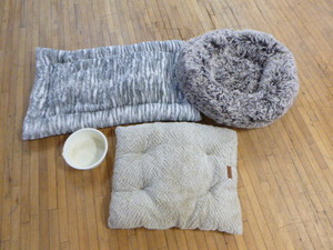 lot 126 image: Pet Beds