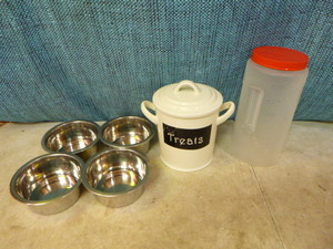 lot 128 image: Pet Items