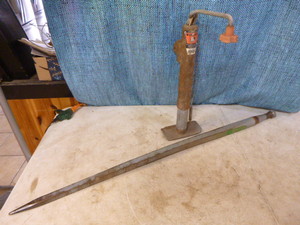 lot 136 image: Trailer Jack and Bail Spear