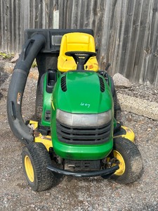 lot 7 image: John Deere L120-Automatic Lawn Tractor